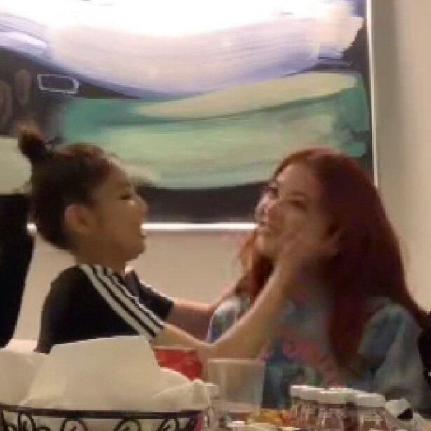 JBPrettySvg's tweet photo. Choose your fighter lol 😭
#Jensoo #Lisoo #Chaesoo #Haesoo https://t.co/klQ12Pd7iV
