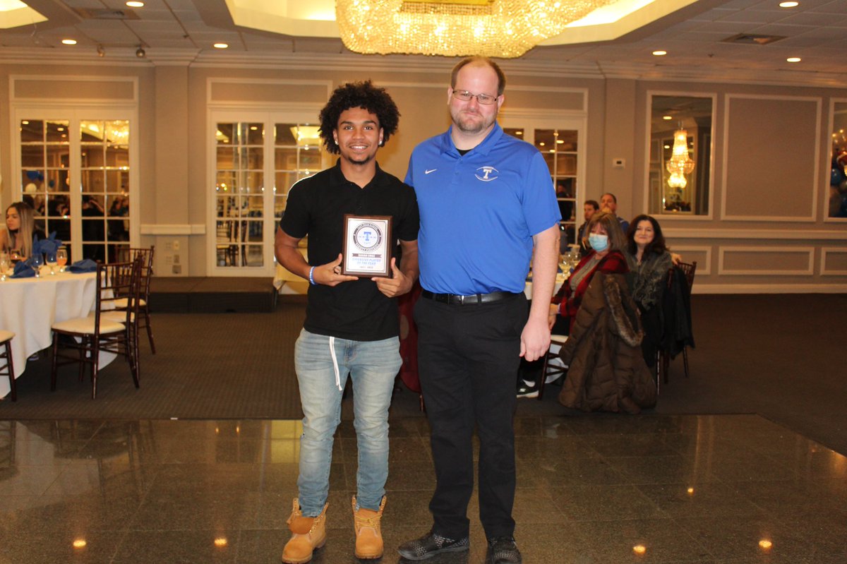 TaftBoosterClub's tweet photo. Congratulations to our Varsity players awards recipients @TaftFootballChi @Taft_HS @MikeBarretto76 @JoelJankowski3 @IsaiahCr14 https://t.co/TwYqfwIgSu