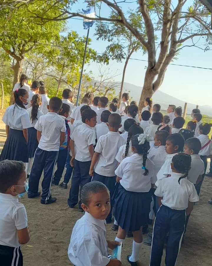 #Mateare //Inicia el años escolar 2022 y las calles, las rutas de nuestro municipio se adornan de tanta niñez que es el reflejo vivo de nuestra Nicaragua 🇳🇮
Feliz inicio de clases 2022🏫👧🏻
La educación es el arma más poderosa para cambiar al mundo! 📚📖
#ACLASESCONTANTAESPERANZA