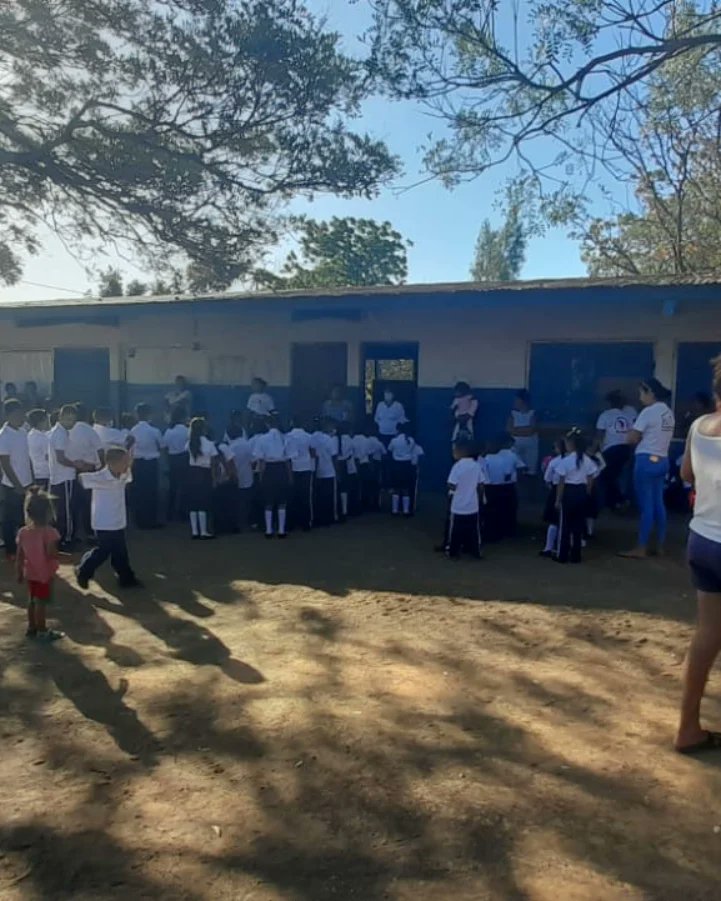 mateare_de's tweet photo. #Mateare //Inicia el años escolar 2022 y las calles, las rutas de nuestro municipio se adornan de tanta niñez que es el reflejo vivo de nuestra Nicaragua 🇳🇮
Feliz inicio de clases 2022🏫👧🏻
La educación es el arma más poderosa para cambiar al mundo! 📚📖
#ACLASESCONTANTAESPERANZA https://t.co/yEa9C3yql4