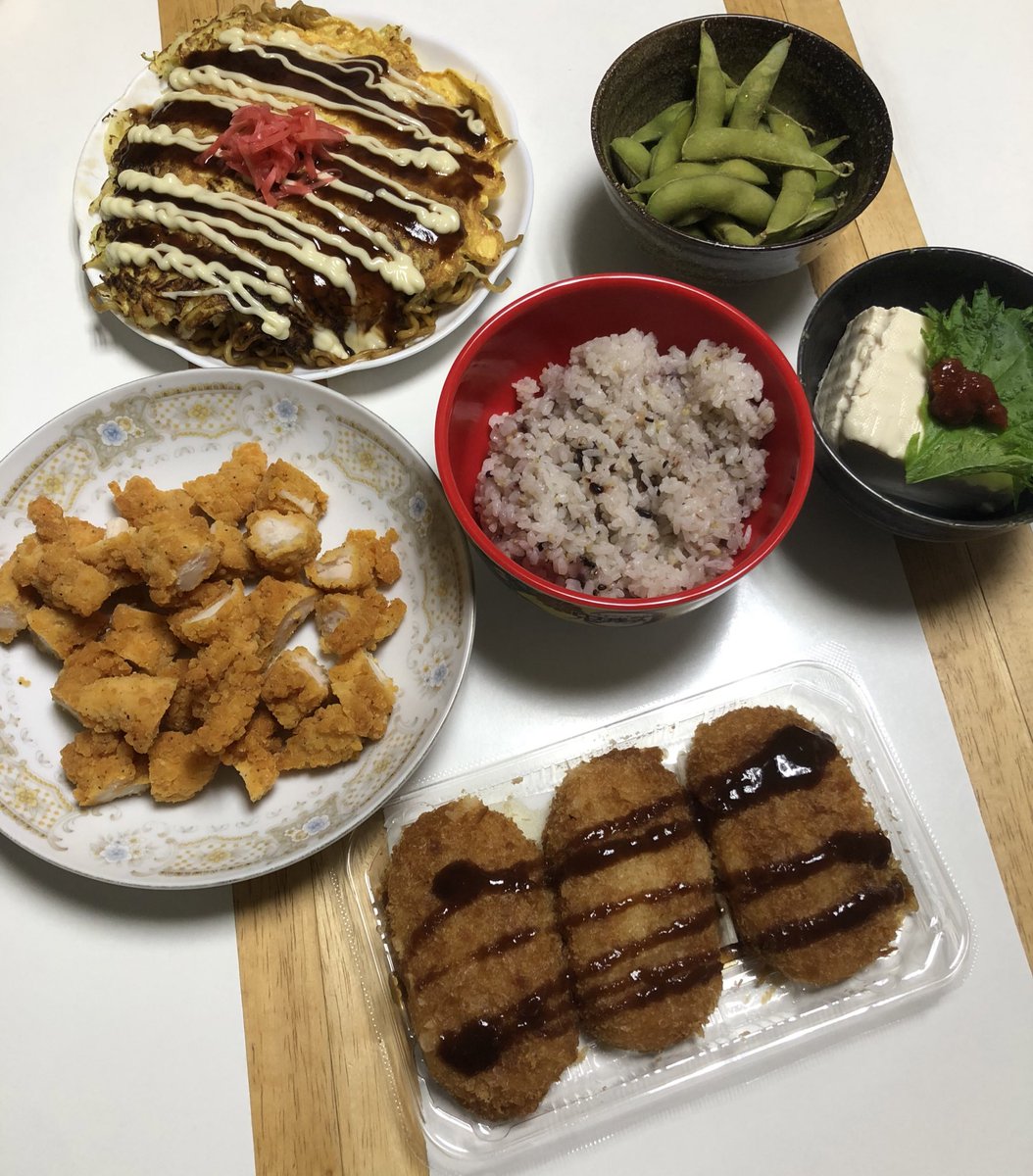 こんばんは〜🐼😊 🌙今日の夕食🍽 十六穀ごはん ささみチキン キャベツと卵のお好み焼きそば カニクリームコロッケ 冷奴 枝豆 半額のお惣菜をゲット出来たのでお買い得だったよ😊 今週も宜しくね〜