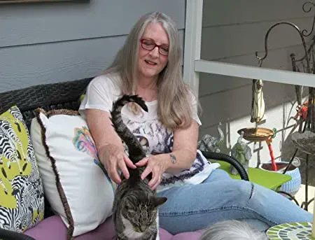 Meet inspiring Cat Writers' Association author Mollie Hunt and read her fun cozy mysteries!  "A locked room. A dead man. The cat is the only witness, and he isn’t talking." Yikes - dare you read on??  buff.ly/3rw5pSc #ad #CWA2022 #catlovers #cozymysteries