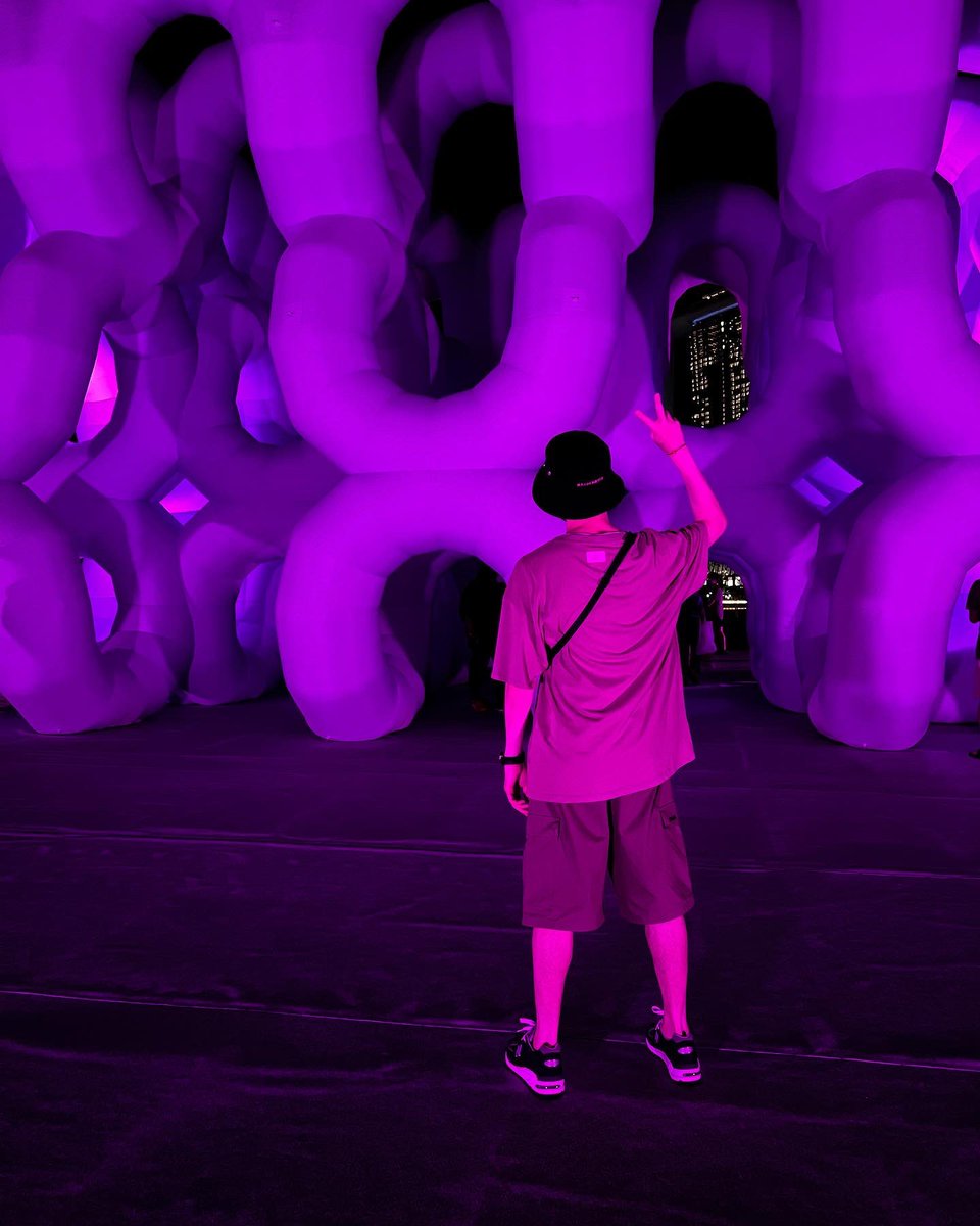 jackychew's tweet image. CAPTIVATING
#SGArtWeek #arttakesover #streetphotography #appreciateart #artinstallation