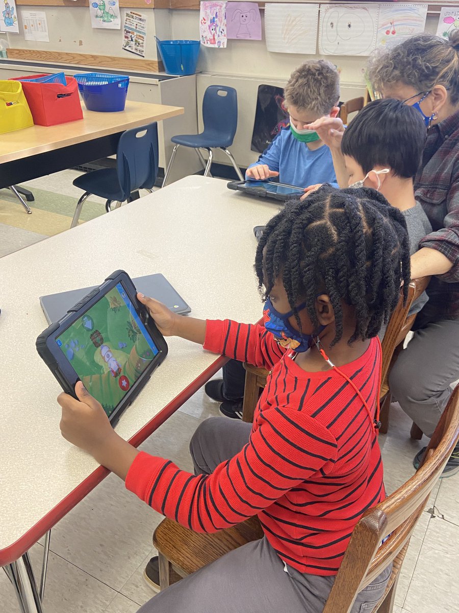 Coding with Ms Grafs class!  Love it ❤️#futurereadylibs <a href="/becsjen/">Rebecca Jensen</a>