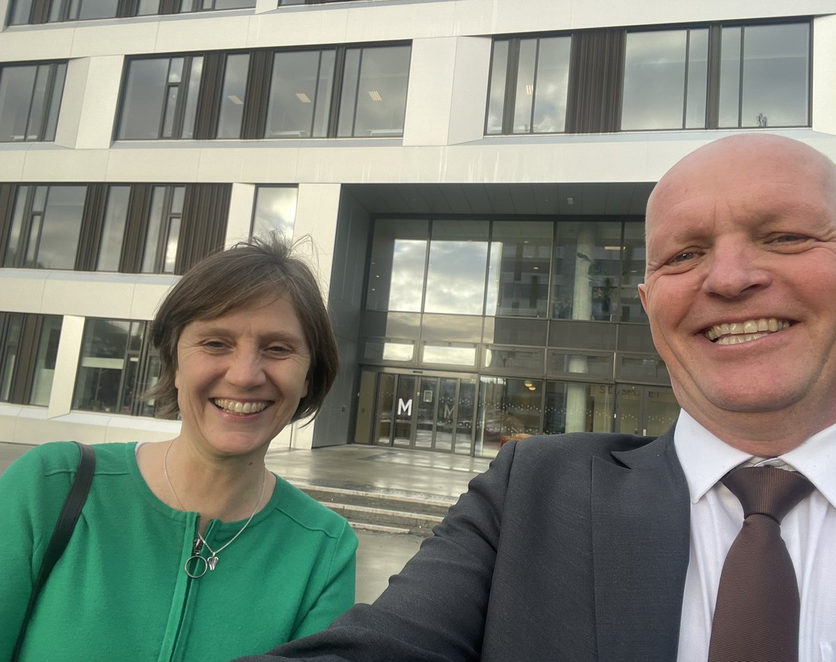 Takk for vitjing, barne- og familieminister <a href="/KToppe/">Kjersti Toppe</a>. Det er ei glede å gi smakebitar på utdanning, forsking og nyskaping inn mot barnevern og sosialt arbeid ved <a href="/hvl/">Bae</a>. PS. Til hausten opnar ny mastergradsutdanning  i barnevern.