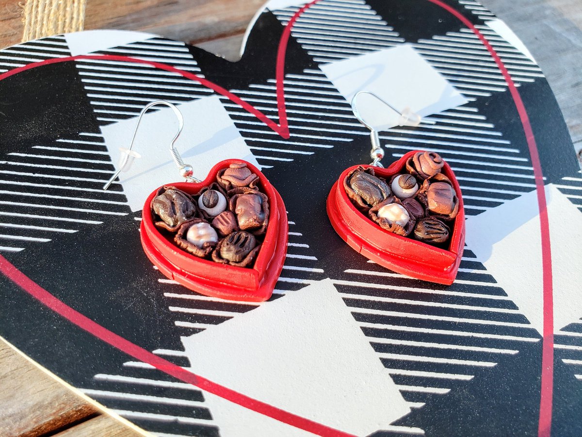 PearlsandArrows's tweet photo. These boxes of chocolates were probably the earrings I was most excited to make for #ValentinesDay. I love molding each tiny chocolate! #chocolate #heartboxes #earrings #handmade #shopsmall
https://t.co/HIJFKmUhNw https://t.co/vyX121C9wH