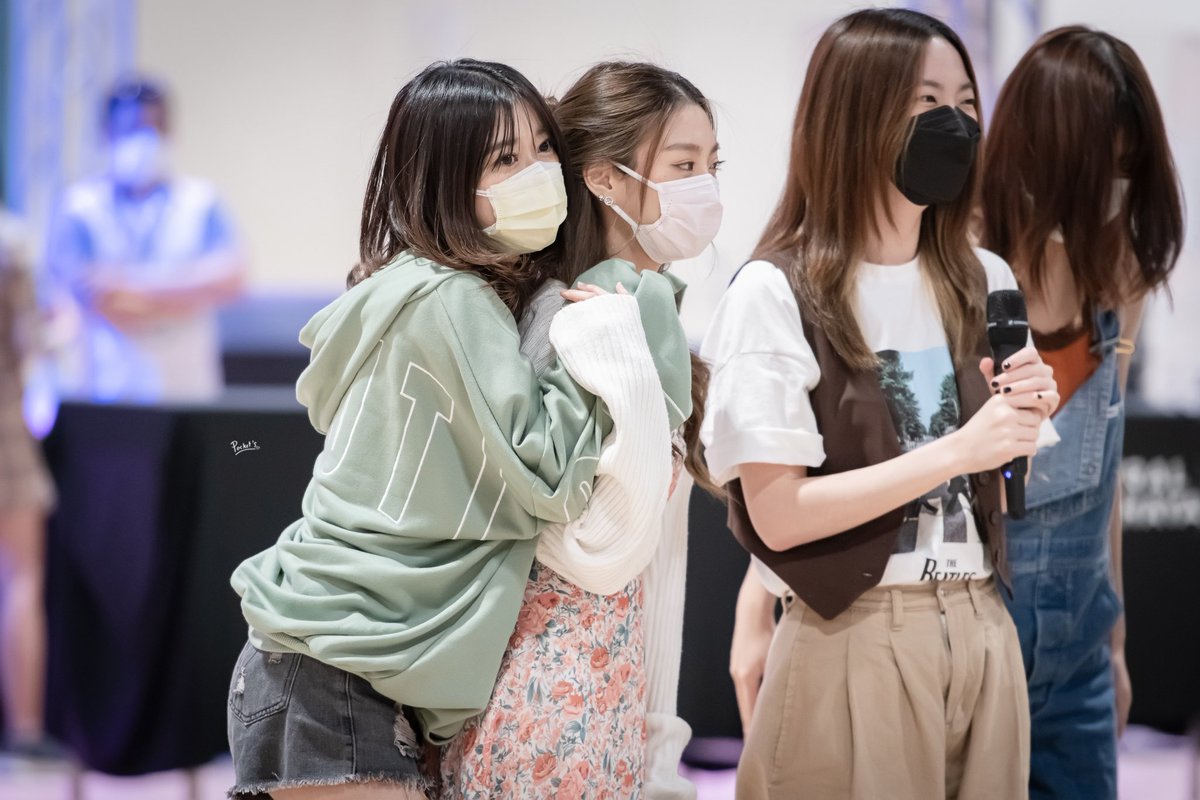 pocketsfanpage's tweet photo. Congratulations na kub Miiii
ปล.ใครก็ได้เบาแอร์ให้มี่ที 555
 #MioriBNK48
#BNK48 #Pocketfanpage 
รูปอีกเยอะเลยลิ้งนี้ >>> 
https://t.co/gBfL7KkmRF https://t.co/Yp1TZUKJ2c