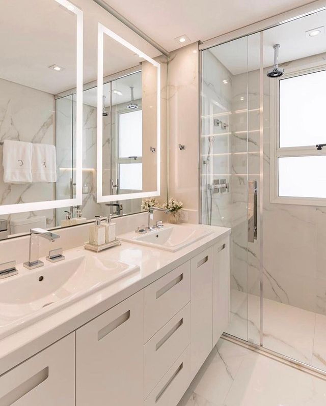 MaddisonMoveis's tweet photo. Banheiro clean e sofisticado, com porcelanato marmorizado, cuba dupla, espelhos com iluminação frontal e nichos iluminados. ✨🤍

Projeto: Monise Rosa Arquiteta
📸 KL Fotografia https://t.co/39kvtcKe2D
