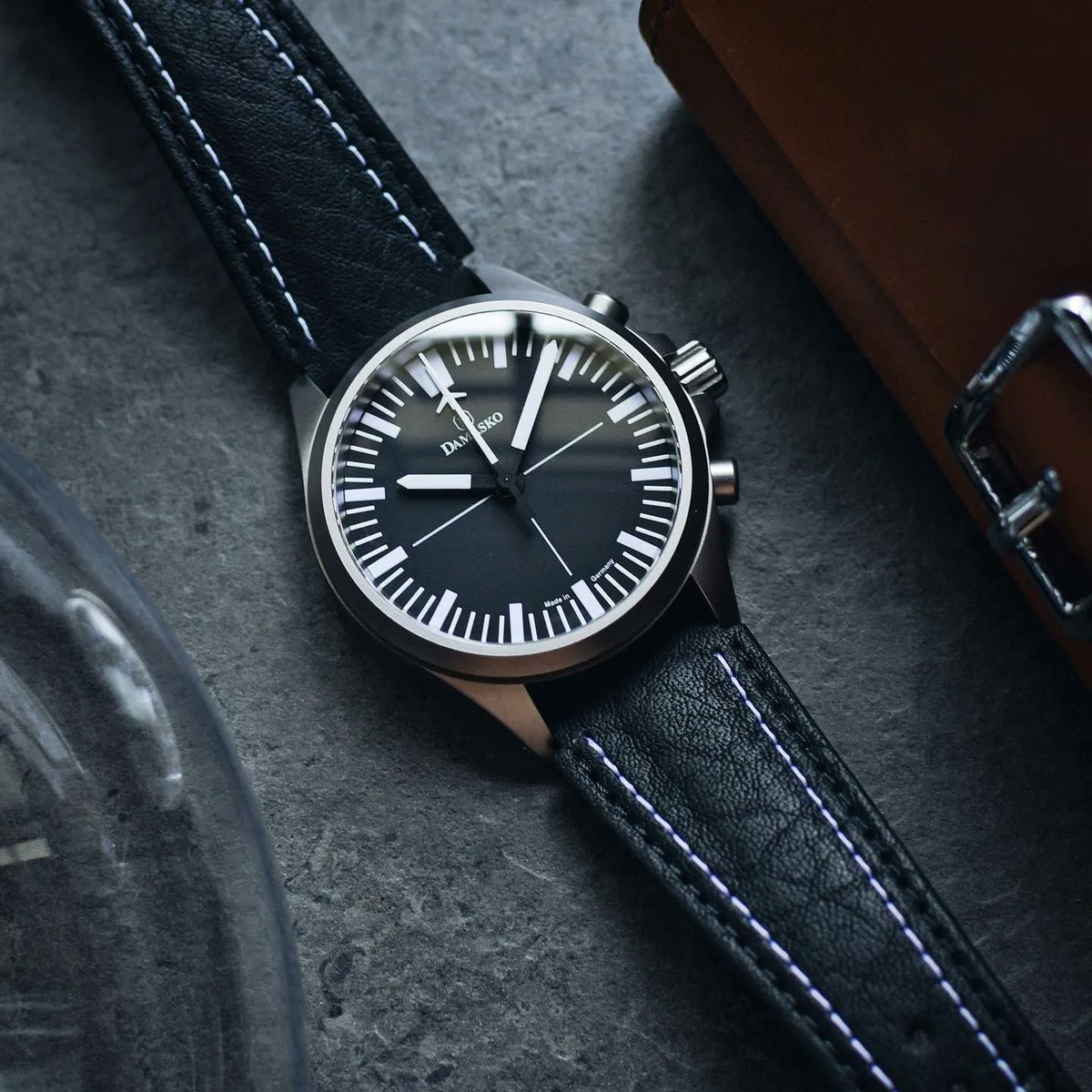 DAMASKO_watches's tweet photo. The case of the #dc70 is made of high-quality austenitic instrument steel and is additionally surface-hardened. Inside beats the heart of our DAMASKO manufacture movement #C51 with a power reserve of 50 hours.

#damasko #damaskowatches #dc70 #dc7X  @gnonomwatches (Instagram) https://t.co/eTmYuOm1rJ