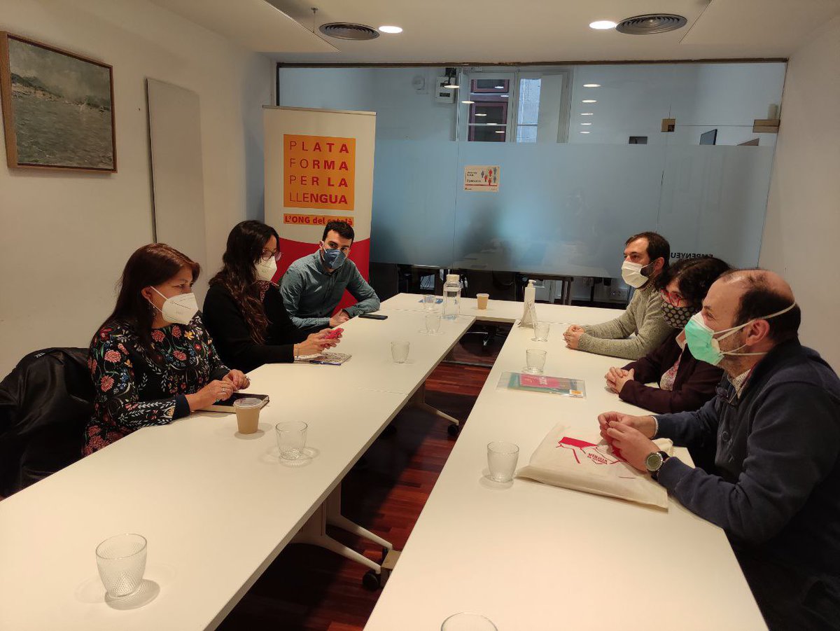 En la seva visita a Catalunya l’acadèmica i lingüista <a href="/ElisaLoncon/">Elisa Loncon Antileo</a>, activista maputxe i defensora del #mapundungún i dels drets dels pobles originaris de #Xile va tenir una sessió de treball amb <a href="/llenguacat/">Plataforma per la Llengua</a>, per compartir experiències i teixir complicitats amb l’#ONG del #catala