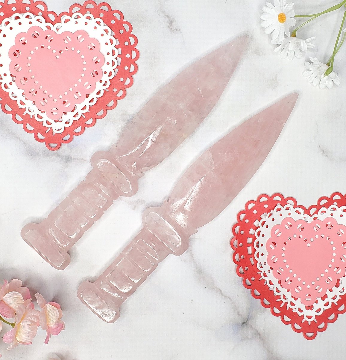 kimskrystalshop's tweet image. who said crystals can't be beautiful and badass 😌

rose quartz knives for my valentine's day collection dropping friday 1/28 at 6pm est 🌹🗡
