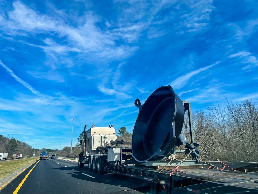 hbaskas's tweet photo. #MuseumMonday: Celebrating the World's Largest Skillets, now & then. https://t.co/uCbAyuJDEg
#RoadsideAttractions #ReallyBigThings #Travel #Museums #ClamFritters #StuckatTheAirport https://t.co/7GuDXerToT