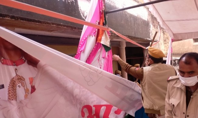 VikashJakhar21's tweet photo. मुख्यमंत्री और पूर्व शिक्षा मंत्री के इशारे पर शान्ति पूर्वक धरना स्थल को कुचला गया। लग रहा है घोटालों में सनी हुई सरकार के राज में लोकतंत्र खत्म हो चूका है। गांधीजी के सिद्धांतों की बात करने वाले लोगों का असली चेहरा उजागर है।
@ashokgehlot51
@RajCMO
@RahulGandhi 
@priyankagandhi https://t.co/ggYzLzlxCv