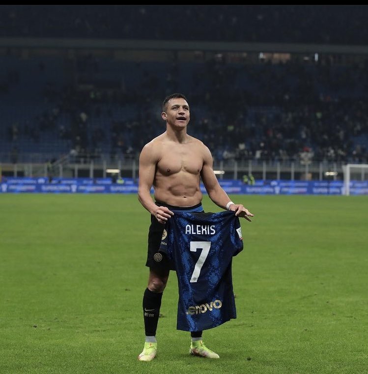 Kimo_2104's tweet photo. @acmilan @loreeR6s Grande grande bella vittoria -4 (con una partita in meno noi)⚫️🔵 a e per le ragazze juventine che scrivono senza sapere nulla…-11🤣⚫️🔵 https://t.co/Td52drgLc9