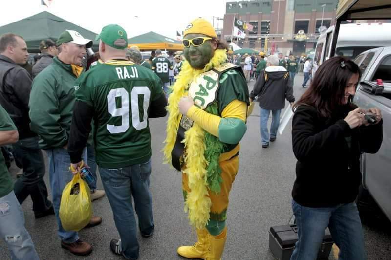 Packermania73's tweet photo. Packermania Picture of the Day! This was the debut of Packermania. The costume still makes me cringe but I have graditude for this day and all the support Packermania recieved in his debut; 10/24/10
#Packermania #lambeaufield #greenbaypackers #superfan #packerseverywhere #DHPF https://t.co/DZQf6dvKTY