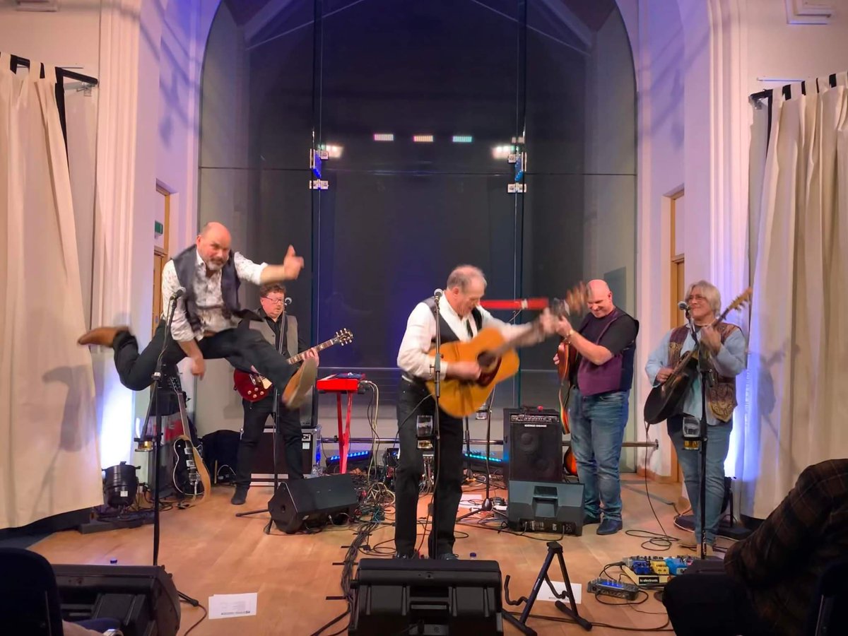 2022 has begun for The Countrymen with a fabulous concert performance at Calstock Arts on Friday.  Someone might have been a little overexcited at being back on stage!
#cornishmusic #cornishfolk #calstockarts #actyourage #newtrousers