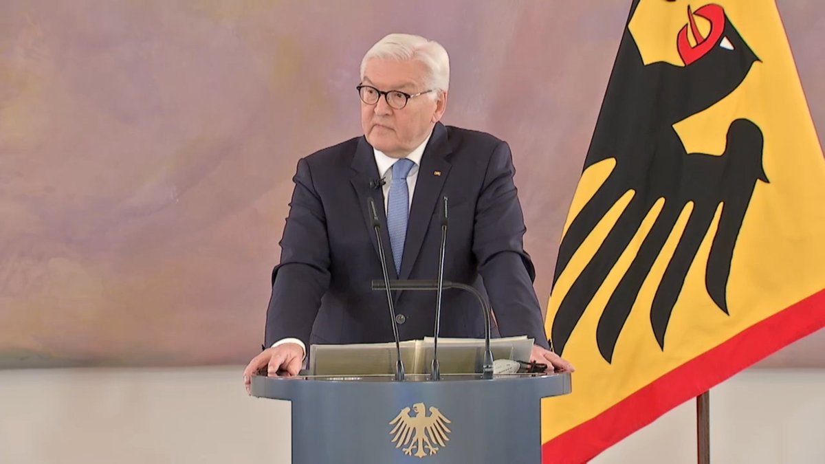"Engagierte, die sich bedroht fühlen, haben das Recht, beschützt zu werden." Städtetagspräsident Markus Lewe nahm heute als Vertreter von <a href="/staedtetag/">Deutscher Städtetag</a>, @landkreistag, @gemeindebund an einer Gesprächsrunde des Bundespräsidenten zu #Hass und #Hetze in der Pandemie teil.