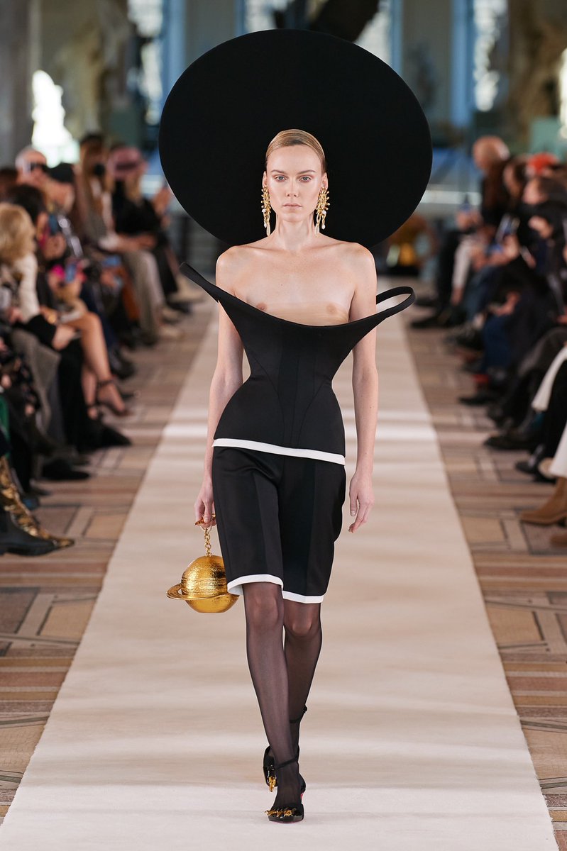 _____abadi's tweet photo. schiaparelli couture spring 22 — ridiculously breathtaking. this has to be my favorite collection daniel roseberry has ever done https://t.co/rtlDuVb0Wl