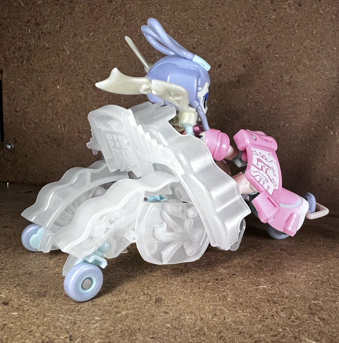 boojam21's tweet photo. せっかくタイヤが付いてるんだから使わないのは勿体無い。
ジョウガさんレーサーモード!
#52toys #FANTASYBOX https://t.co/aqT1MrFLBf