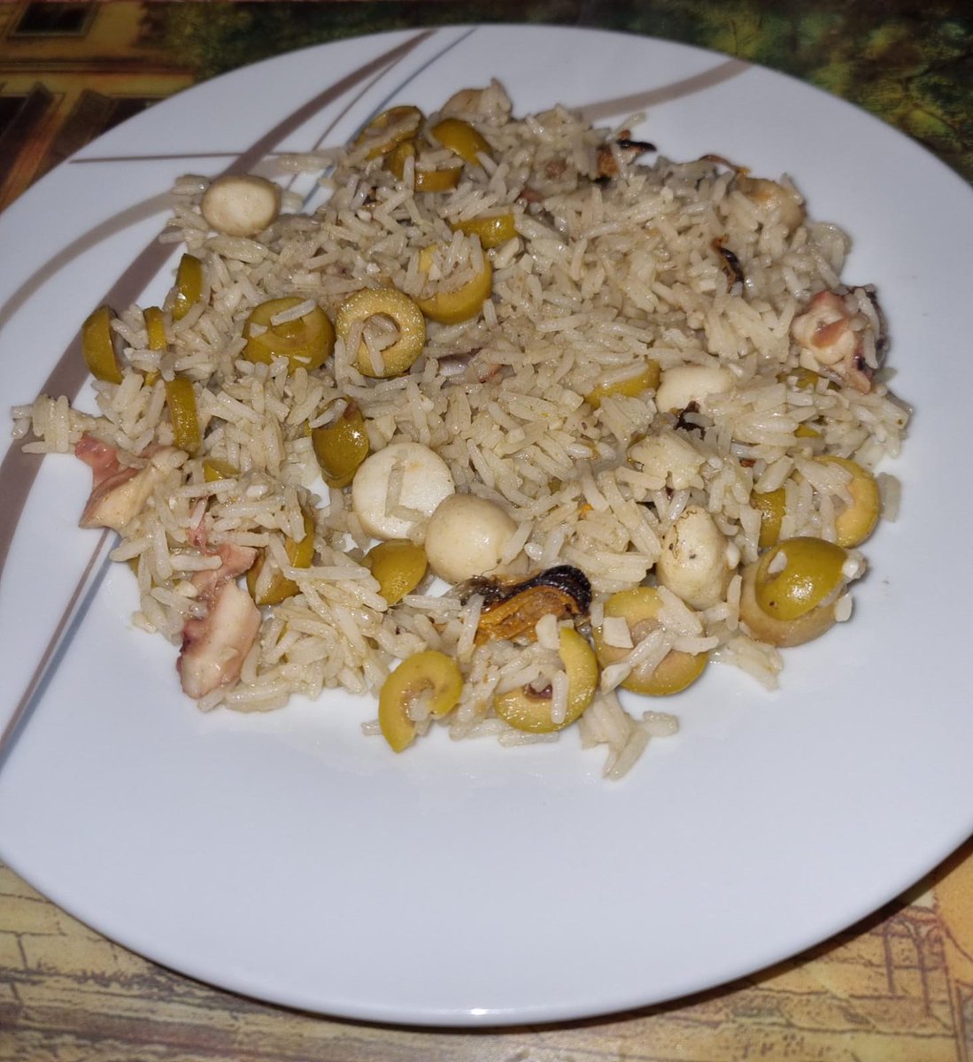 viola_sabine's tweet photo. So freaking delicious 😋
Basmati rice, mixed seafood like squid buttons, squid tentacles, mussels, prawns, a lot of green olives, anchovy fillets for the flavor and 7 chopped cloves of garlic
#soulfood #seafood #delicious #basmatirice #cookingwithoutsalt #norecipeneeded https://t.co/425COPJBrD