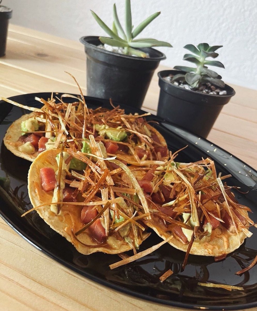 eminofa's tweet photo. Mi hermano menor abrió un restaurante de mariscos estilo Pacífico afuera del ITAM.

Para mostrarle mi apoyo y cariño desde otro continente, se me ocurrió rifar una comida de 500 pesos entre los que den like a este Tweet. 

Rifa el viernes 28 para comer el día que quieran. https://t.co/I4fsrRlmS2
