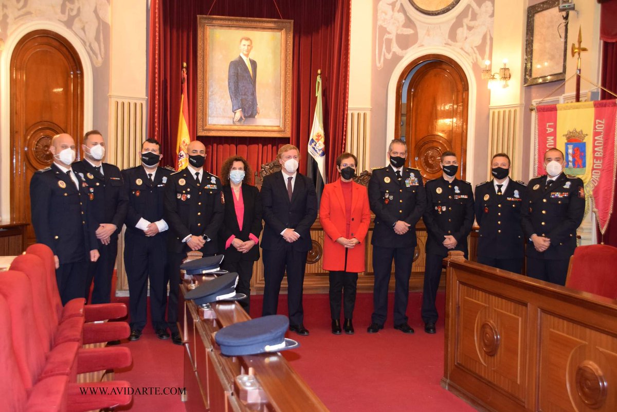 policiabadajoz's tweet photo. Esta mañana, han tomado posesión como Subinspectores, Jesús, Jorge y Hazael, y Parejo como Oficial, ocupando unas vacantes clave, para la restructuración general del Cuerpo y mejorar la eficacia Policial. Enhorabuena compañeros 👏👏👏💪💪💪#tupolicíalocal #mascercadeti https://t.co/polZdOjR5c
