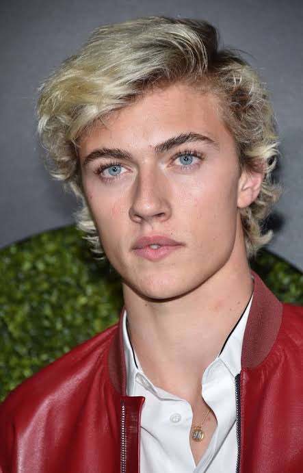 upasha15's tweet photo. #HOSAB #crescentcity #brycequinlan #aidas #princeaidas 
 OK, BUT Demon Prince AIDAS is exactly this, like this is how exactly how i imagine him… and WANT EVERYONE To the same… cause- dam- he is fINEEEE https://t.co/YZhV0zqmQe