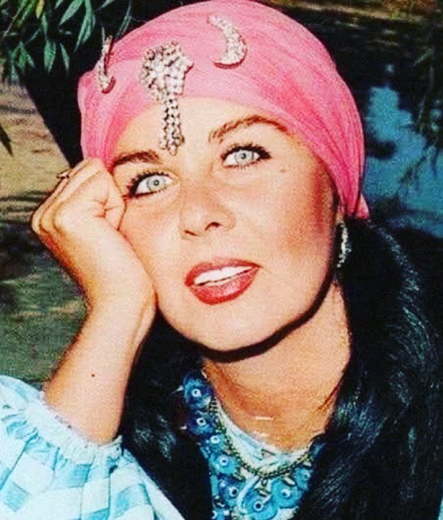 #fatmagirik Türk sinemasının unutulmaz oyuncularından #FatmaGirik 
Usta oyuncuya Allah'tan rahmet; kederli ailesi ve sevenlerine başta olmak üzere sanat dünyasına başsağlığı dilerim 🥺🥺🥺