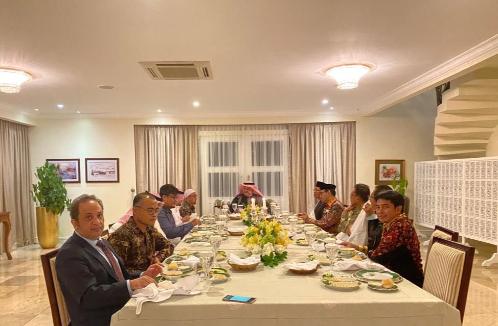 سفير #خادم_الحرمين_الشريفين #عصام_الثقفي ، يحتفي في دار سكن السفارة بمجموعة من كبار الإعلامين ورؤساء التحرير والمؤثرين في عدد من وسائل الاعلام الإندونيسية الكبرى،حضر المناسبة عدد من مسئولي السفارة في جاكرتا .