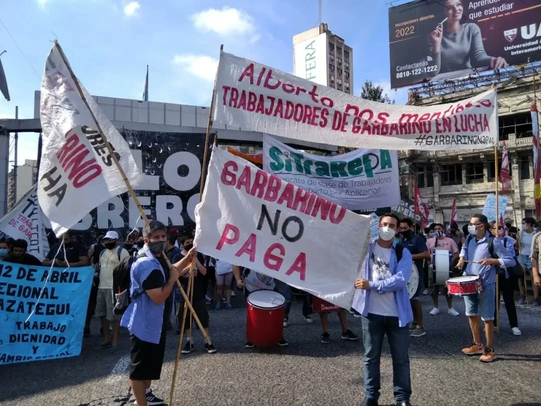 ChinoHeberling's tweet photo. #PuentePueyrredon ahora corte en apoyo a la lucha de las y los trabajadores de Garbarino, que reclaman sueldos e indemnizaciones 
#garbarinonopaga 
#Garbarino 
#CarlosRosalesEstafador 
#cortepuentepueyrredon 
#cavalieritraidor 
#NuevoMAS https://t.co/r1nHH65aRD
