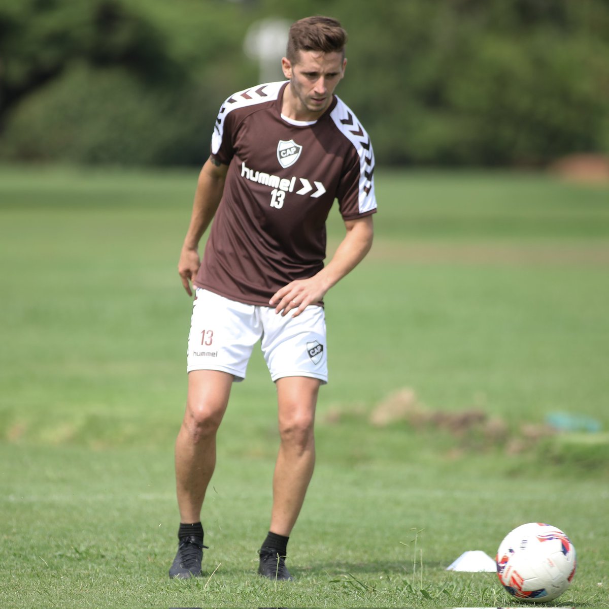 caplatense's tweet photo. [Fútbol] ✅🦠👋🏻 DE REGRESO

👌🏻 El mediocampista Mauro Bogado y el defensor Nicolás Morgantini se reincorporaron a los entrenamientos en el Hindú Club, con medidas y tareas específicas.

#VamosCalamares🦑 https://t.co/Ql0kU3CkOT