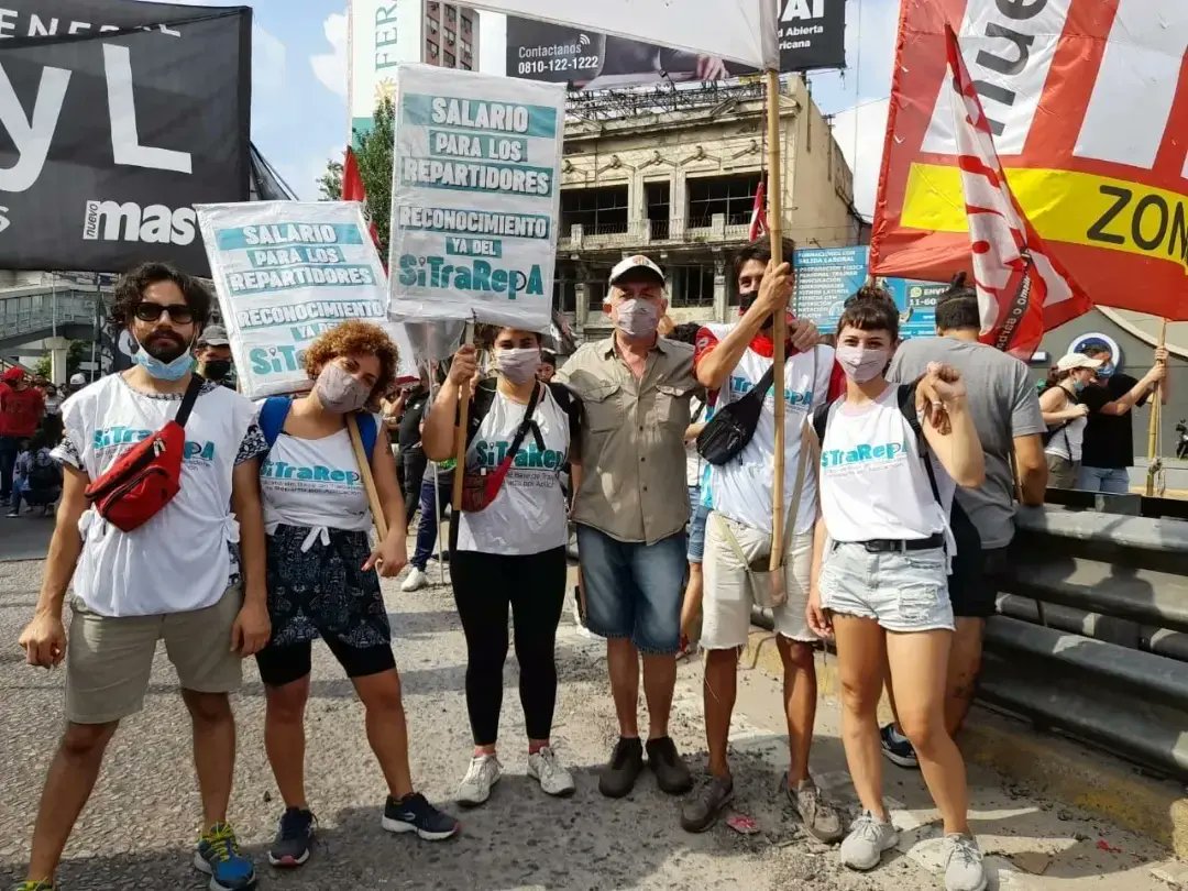 ChinoHeberling's tweet photo. #PuentePueyrredon ahora corte en apoyo a la lucha de las y los trabajadores de Garbarino, que reclaman sueldos e indemnizaciones 
#garbarinonopaga 
#Garbarino 
#CarlosRosalesEstafador 
#cortepuentepueyrredon 
#cavalieritraidor 
#NuevoMAS https://t.co/r1nHH65aRD