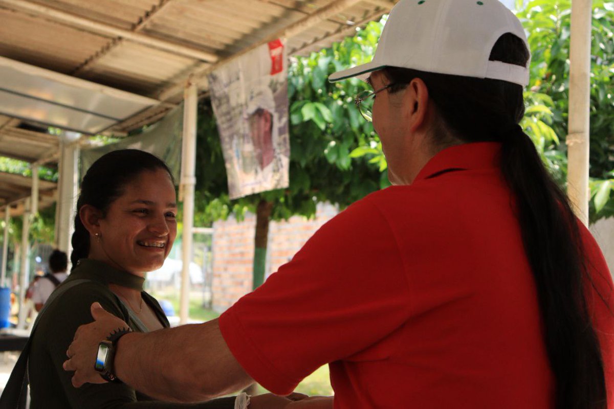 JairoComunes's tweet photo. Reencontrarse con quienes compartimos territorios y las angustias de la guerra nos llena el corazón de alegría. Hombres y mujeres que hoy apoyan la Paz, que tienen la esperanza de la Nueva Colombia donde gocen de justicia social y garantías para sus derechos.

Gracias Yondó🌹 https://t.co/qEMBZ1uMHV