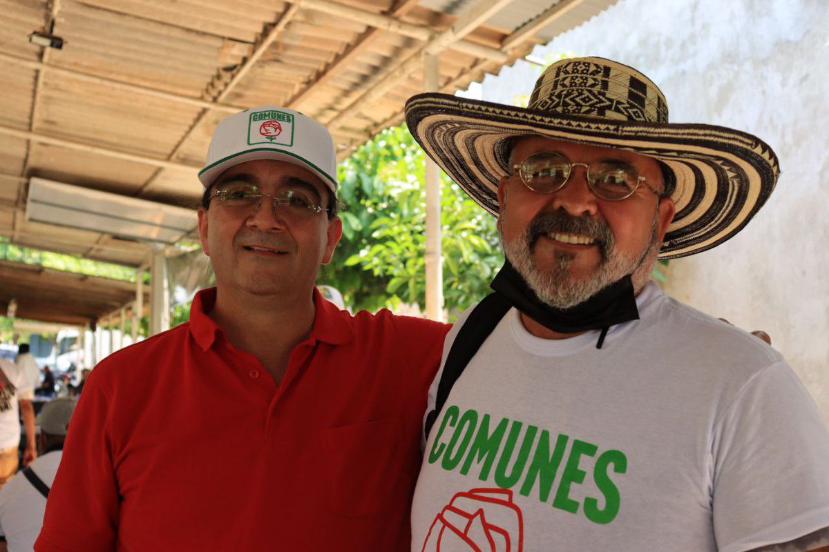 JairoComunes's tweet photo. Reencontrarse con quienes compartimos territorios y las angustias de la guerra nos llena el corazón de alegría. Hombres y mujeres que hoy apoyan la Paz, que tienen la esperanza de la Nueva Colombia donde gocen de justicia social y garantías para sus derechos.

Gracias Yondó🌹 https://t.co/qEMBZ1uMHV