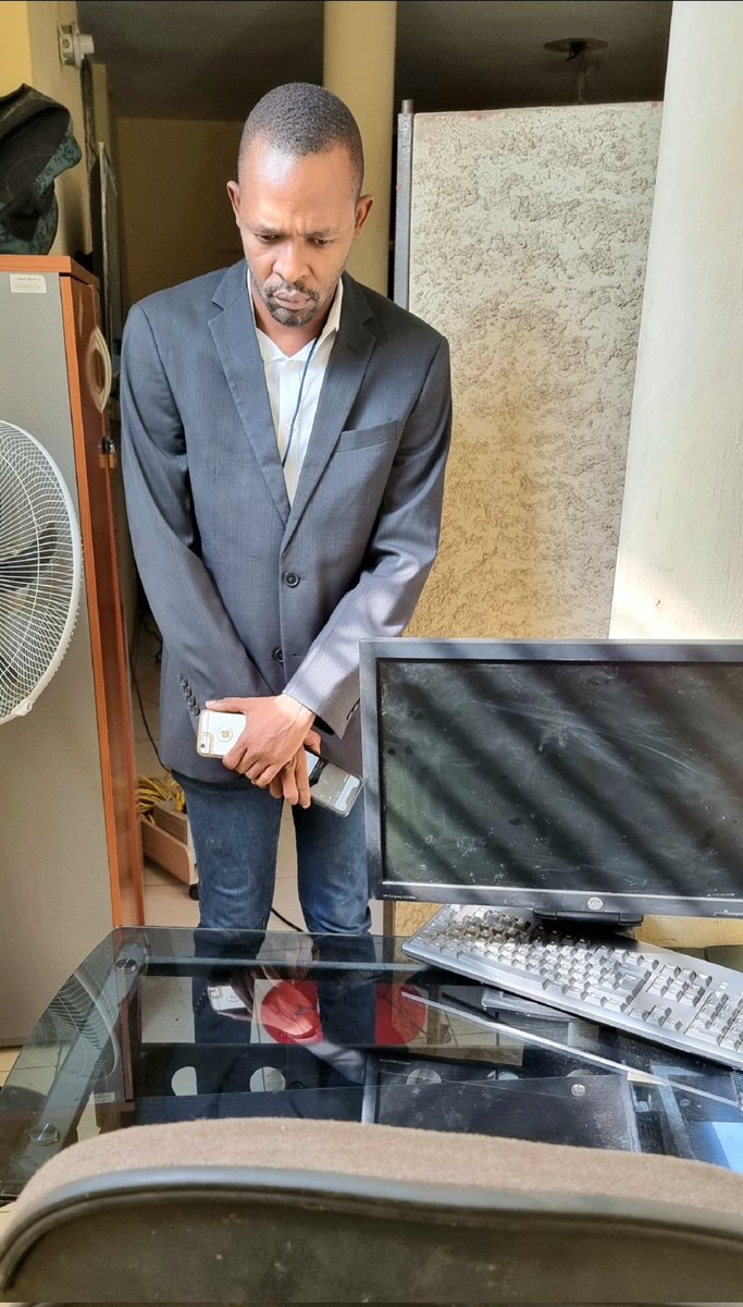 Le Président de la Commission Communale de Croix-des-Bouquets <a href="/PervilJean/">Pervil Jean Wesnel Edrouine</a> a observé, ce matin, quelques minutes de silence et de prière devant le bureau de Clotilde Vilus, employée modèle assassinée le 19 janvier 2022. Le drapeau 🇭🇹 est mis en berne devant l'Hôtel de Ville.