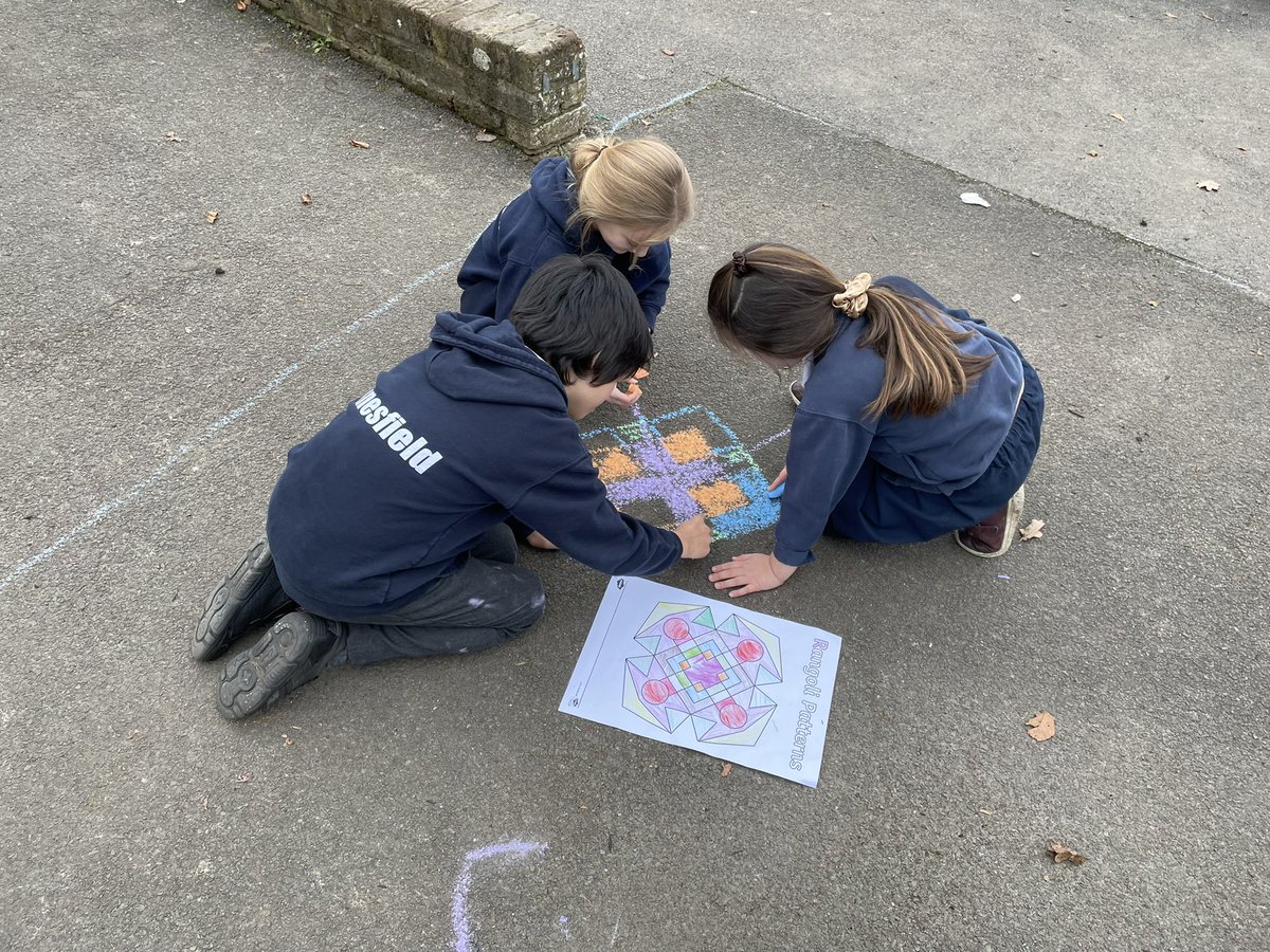 Great work getting outside and creating our Rangoli art with chalk! The children absolutely loved it! #creativeteams #rangoli @DanesfieldSchl