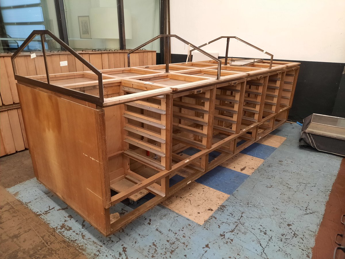 GispenCollectie's tweet photo. Vorig jaar bijzondere vitrinekasten verworven. Nu in de eindfase van de restauratie! Dank aan alle donateurs,  studenten van het HMC, Mateo Visser en SANT interiors Rotterdam! Eindresultaat volgt spoedig. Abonneer op onze gratis nieuwsbrief via https://t.co/o0n9cq76q3
#Gispen https://t.co/1siKZvy5i8