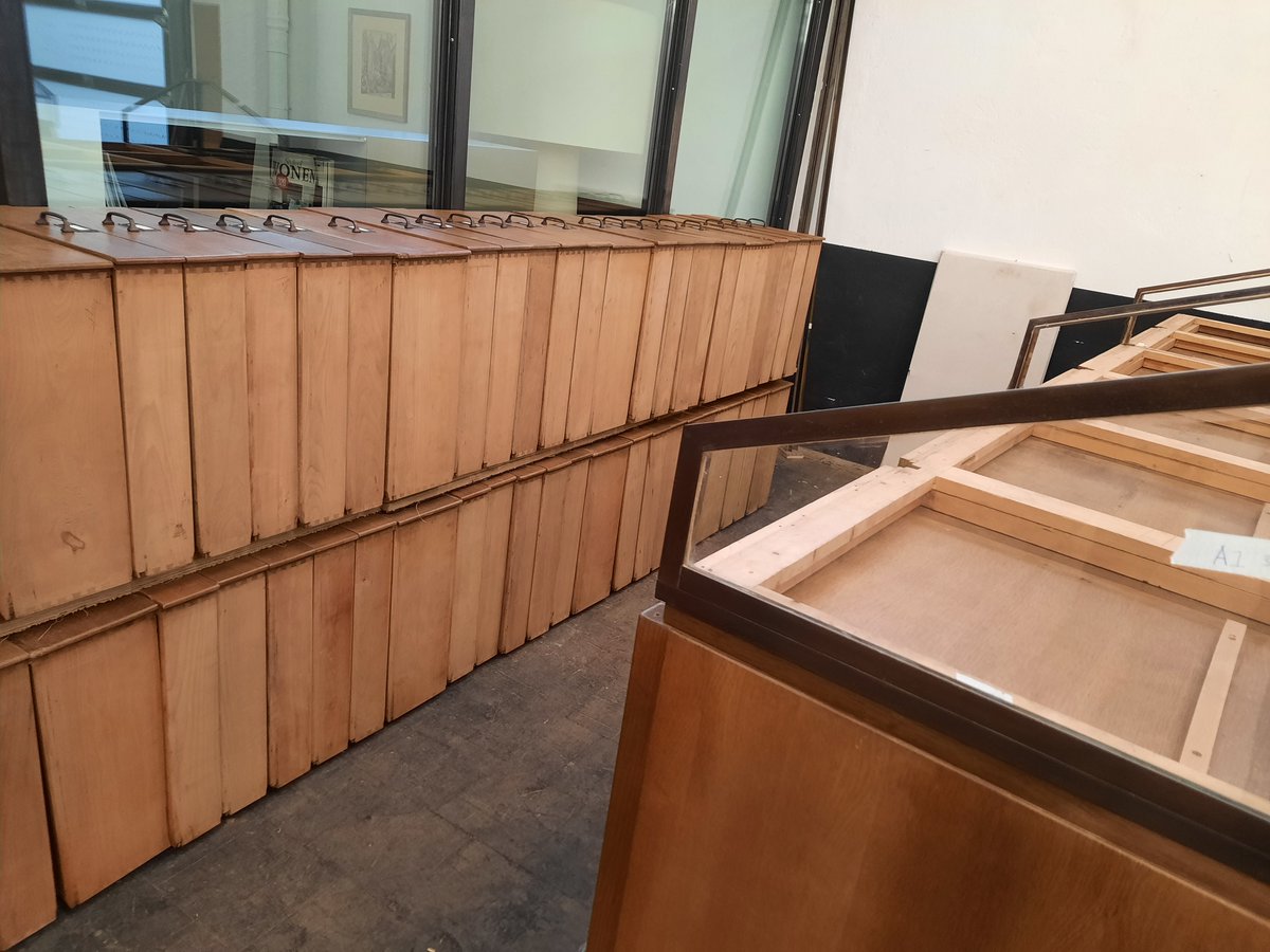 GispenCollectie's tweet photo. Vorig jaar bijzondere vitrinekasten verworven. Nu in de eindfase van de restauratie! Dank aan alle donateurs,  studenten van het HMC, Mateo Visser en SANT interiors Rotterdam! Eindresultaat volgt spoedig. Abonneer op onze gratis nieuwsbrief via https://t.co/o0n9cq76q3
#Gispen https://t.co/1siKZvy5i8