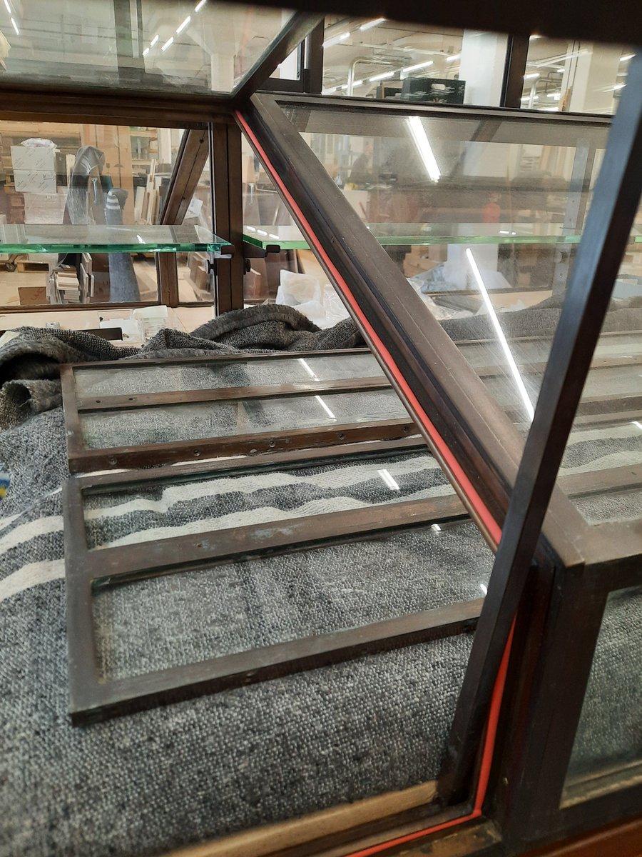 GispenCollectie's tweet photo. Vorig jaar bijzondere vitrinekasten verworven. Nu in de eindfase van de restauratie! Dank aan alle donateurs,  studenten van het HMC, Mateo Visser en SANT interiors Rotterdam! Eindresultaat volgt spoedig. Abonneer op onze gratis nieuwsbrief via https://t.co/o0n9cq76q3
#Gispen https://t.co/1siKZvy5i8