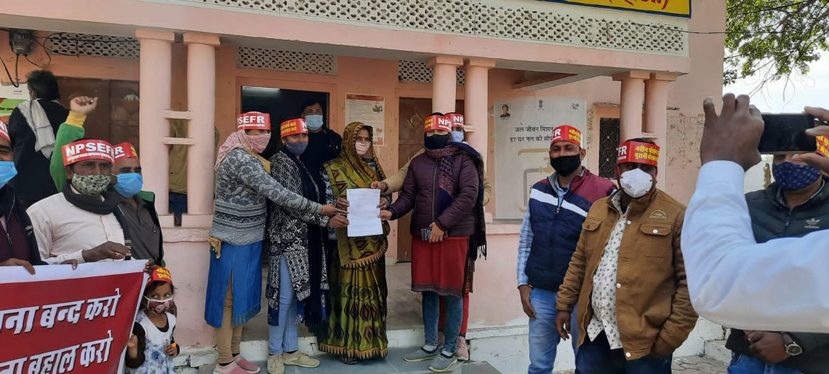 NPSEFR's tweet photo. लोकतंत्र, राजनीति जनसंवाद और न्याय की पहली सीढ़ी गांव-ढाणी में अपने सरपंच को ज्ञापन सौंपते NPSEFR® teams
#restoreRCSPensionRules1996
#RestoreOldPension
@RajGovOfficial @RajCMO @RajAssembly @DIPRRajasthan https://t.co/IBwyIFV3F2