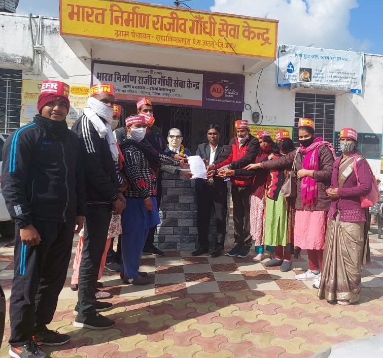 NPSEFR's tweet photo. लोकतंत्र, राजनीति जनसंवाद और न्याय की पहली सीढ़ी गांव-ढाणी में अपने सरपंच को ज्ञापन सौंपते NPSEFR® teams
#restoreRCSPensionRules1996
#RestoreOldPension
@RajGovOfficial @RajCMO @RajAssembly @DIPRRajasthan https://t.co/IBwyIFV3F2