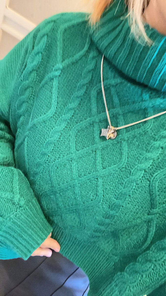 最近買ったネックレスと服が可愛すぎる✨
ストッキングよく履くんだけど
売ったら買うよぉ〜って言う人いる？🤔
