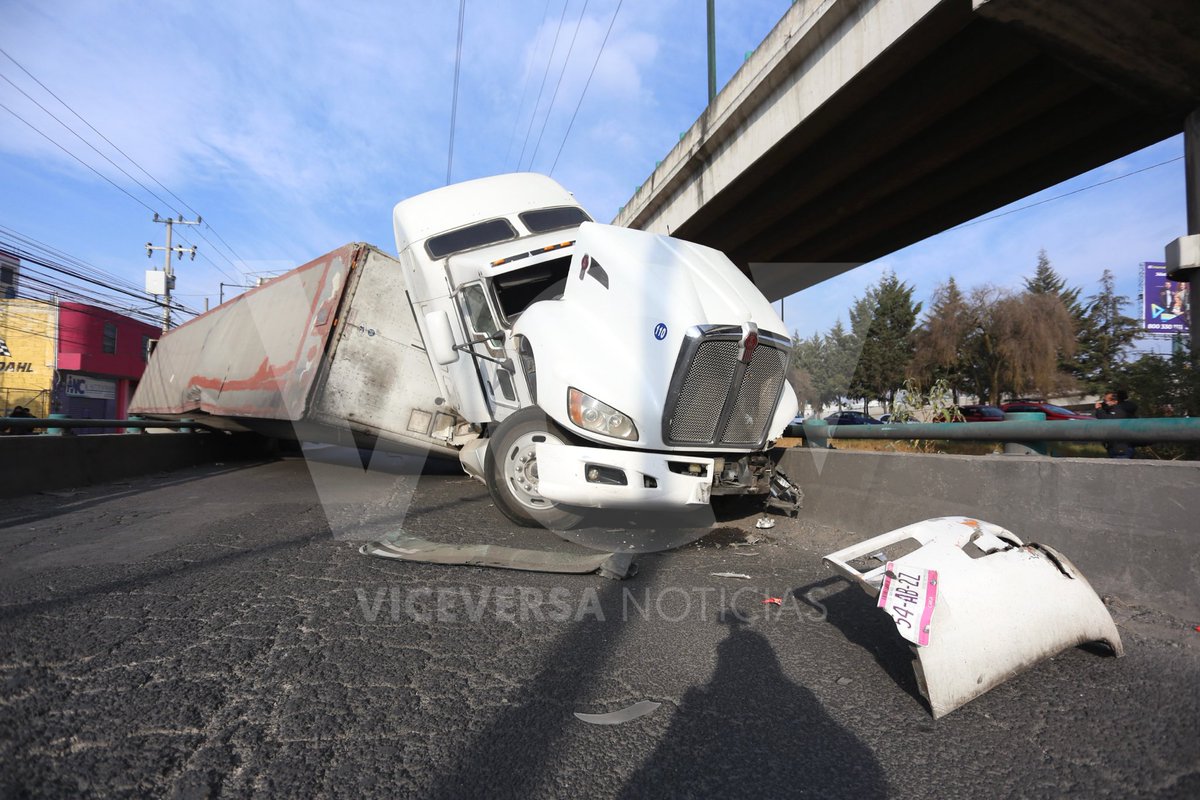 ViceversaNews's tweet photo. 🚨Un tráiler de la empresa Transportadora de Cargas Condor, con placas de circulación 54-AB-2Z, volcó cerca de la medianoche sobre Paseo Tollocan, antes de Boulevard Aeropuerto. Iba cargado de botes de leche Nido y Nescafé. #SanMateoAtenco https://t.co/CllEAV2GAQ