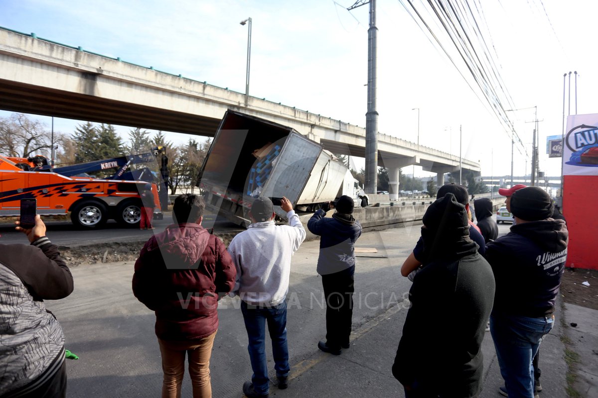 ViceversaNews's tweet photo. 🚨Un tráiler de la empresa Transportadora de Cargas Condor, con placas de circulación 54-AB-2Z, volcó cerca de la medianoche sobre Paseo Tollocan, antes de Boulevard Aeropuerto. Iba cargado de botes de leche Nido y Nescafé. #SanMateoAtenco https://t.co/CllEAV2GAQ