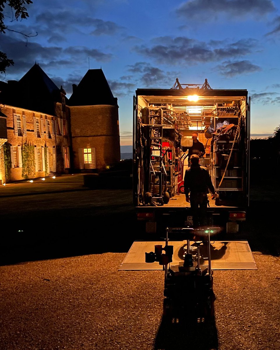 Yquem_Official's tweet photo. At the break of dawn, something is in the air at Château d’Yquem…
.
.
.
#Yquem #chateaudYquem #chateauYquem #lightsofYquem #miracleofnature #myth #universal #unique #unforgettable #bucketlist #onceinalifetime #wine #finewine #winelover
.
Enjoy responsibly. https://t.co/DFZEoOrMR7