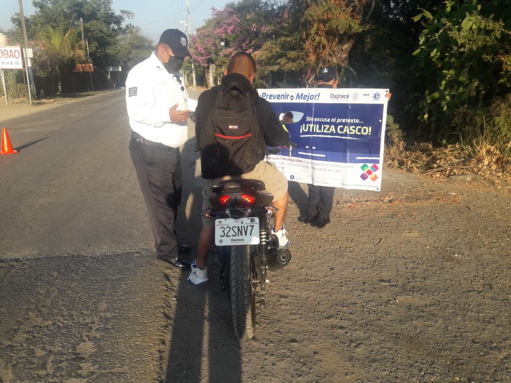 PolVial_GobOax's tweet photo. En #Teotitlan de Flores Magón, fomentamos una cultura de #SeguridadVial.
A través de mensajes alusivos a la prevención de accidentes y el uso del casco protector, que reduce en gran medida las lesiones en caso de accidente. #Oaxaca
@GobOax @alejandromurat @DAVIDANTONIOJIM https://t.co/wsT9skKNRz