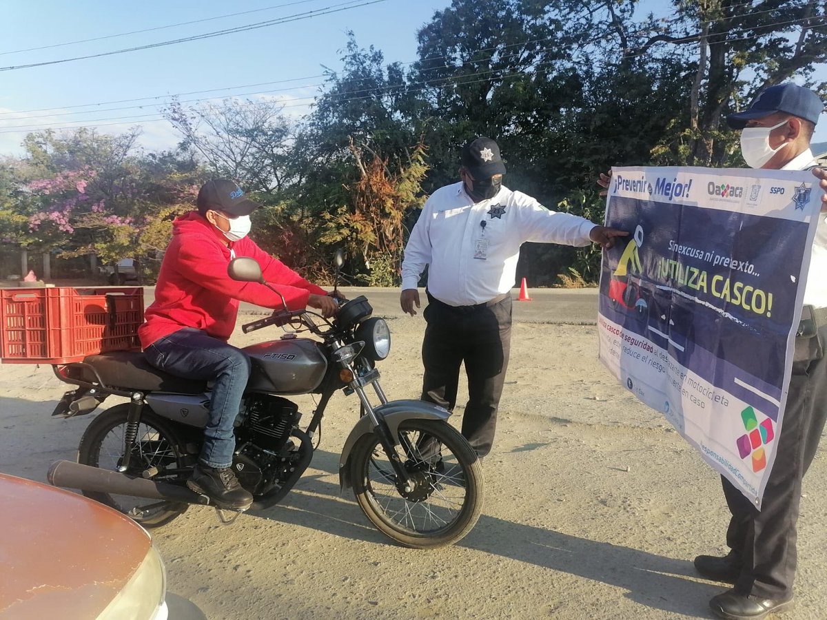 PolVial_GobOax's tweet photo. En #Teotitlan de Flores Magón, fomentamos una cultura de #SeguridadVial.
A través de mensajes alusivos a la prevención de accidentes y el uso del casco protector, que reduce en gran medida las lesiones en caso de accidente. #Oaxaca
@GobOax @alejandromurat @DAVIDANTONIOJIM https://t.co/wsT9skKNRz
