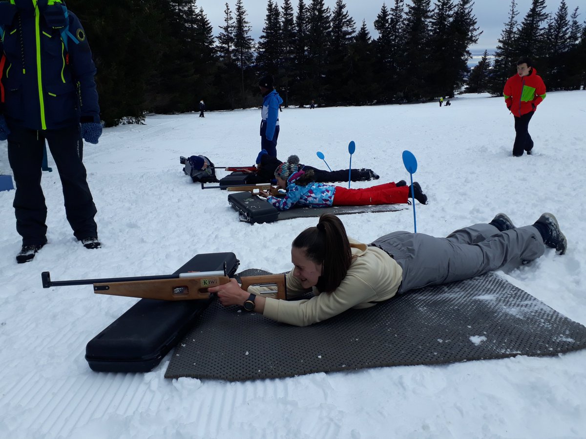 PoleChartreuse's tweet photo. Sortie "Raid Blanc" aux Estables pour nos collégiens de St Louis et La Chartreuse !
186 élèves étaient présents pour les 3 ateliers organisés par l'UNSS @unss43 : course en luge, course d'orientation en raquette, biathlon.
Des élèves ravis 😁 malgré le froid 🥶 ! https://t.co/hIWcqLtjMm
