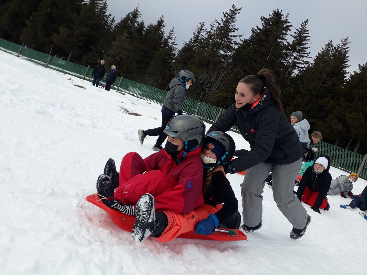 PoleChartreuse's tweet photo. Sortie "Raid Blanc" aux Estables pour nos collégiens de St Louis et La Chartreuse !
186 élèves étaient présents pour les 3 ateliers organisés par l'UNSS @unss43 : course en luge, course d'orientation en raquette, biathlon.
Des élèves ravis 😁 malgré le froid 🥶 ! https://t.co/hIWcqLtjMm