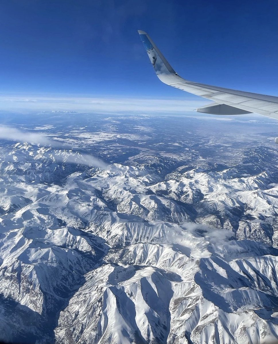 DENAirport's tweet image. It&apos;s not every day that a mountain goat actually flies over the Rocky Mountains. #MountainGoatMonday

📷: IG ninaolivia_ #MountainMonday #FrontierAirlines #AVGeek